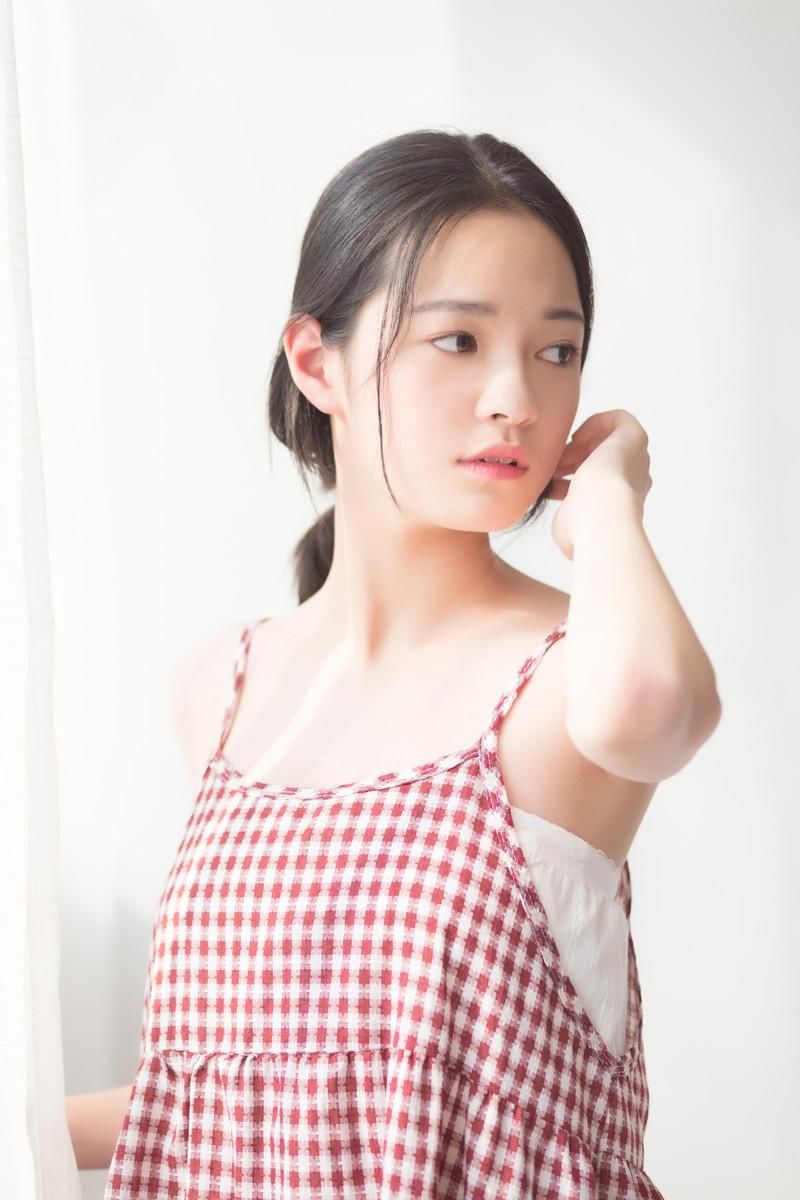 格子裙美女性感诱人床上写真图片