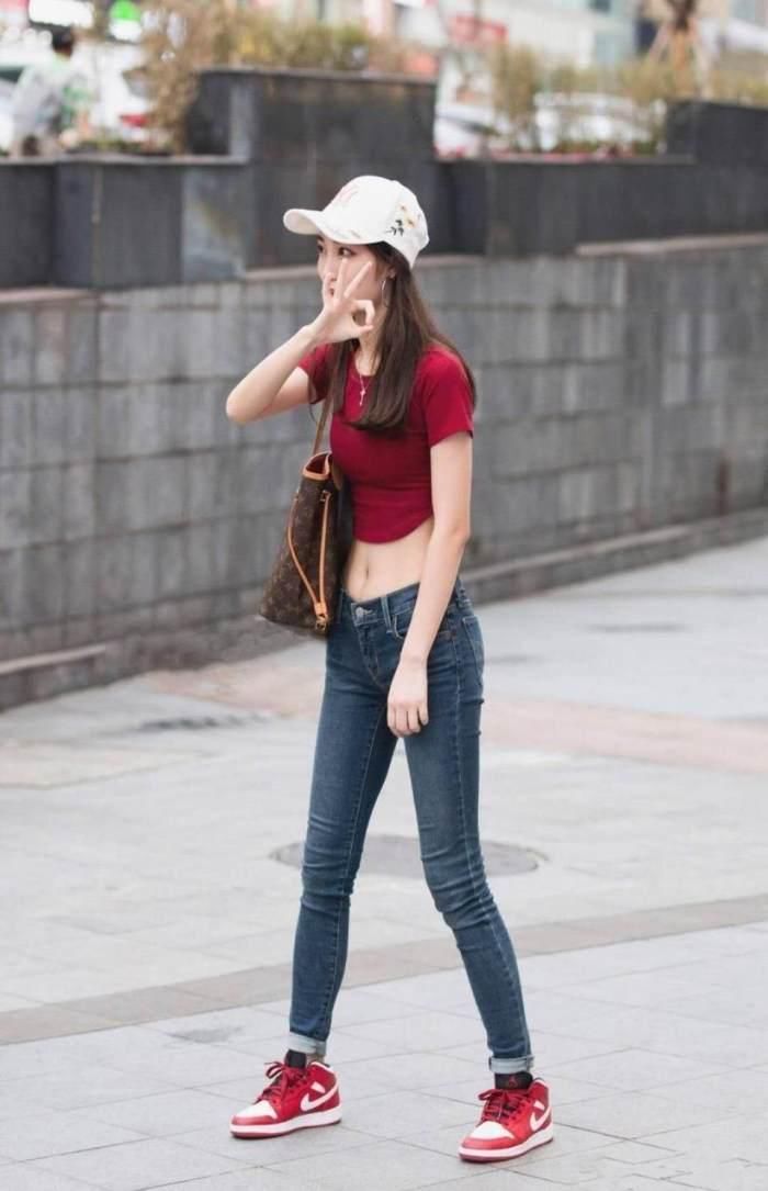 天使面容魔鬼身材的小姐姐，小蛮腰大长腿很是迷人!