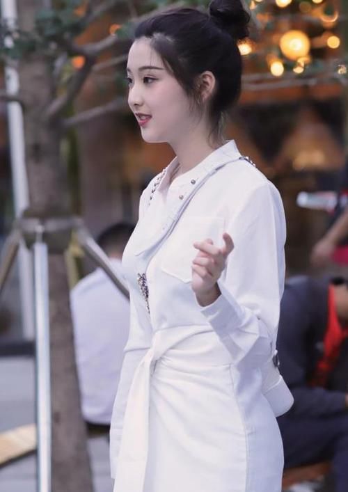  「风采」潮范儿女神来了，街拍：丹唇外朗的美女，一条浅蓝色连衣裙外搭白色外套，风采迷人