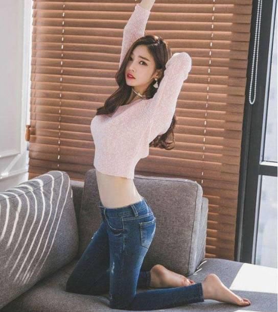 牛仔裤尽显迷人曲线，路边的阿姨都忍不住多看了两眼