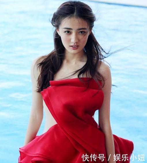 女星穿抹胸装才惹火，陈乔恩的身材原来如此火辣！