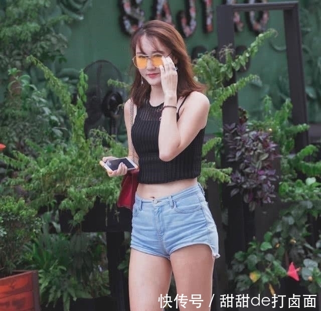「 位小姐姐」时尚又清凉，成为大街上一道亮丽的风景线，白色短T搭配牛仔裤