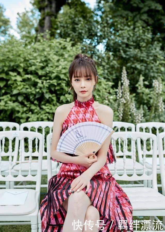  ＂m＂:＂76787de6a4ed0309ae0b25b1e122692c29c401aa＂沈梦辰晒春游美照，紫色上衣配牛仔裤青春减龄，化身元气少女