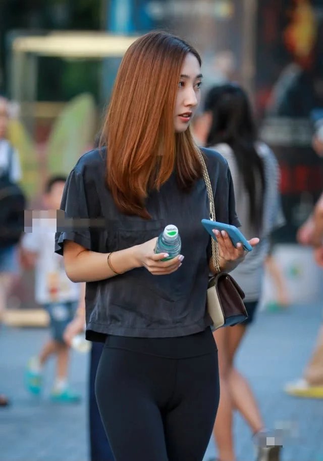 清纯御姐紧身裤裹出婀娜多姿的身段，裤子紧绷出线条很有看头