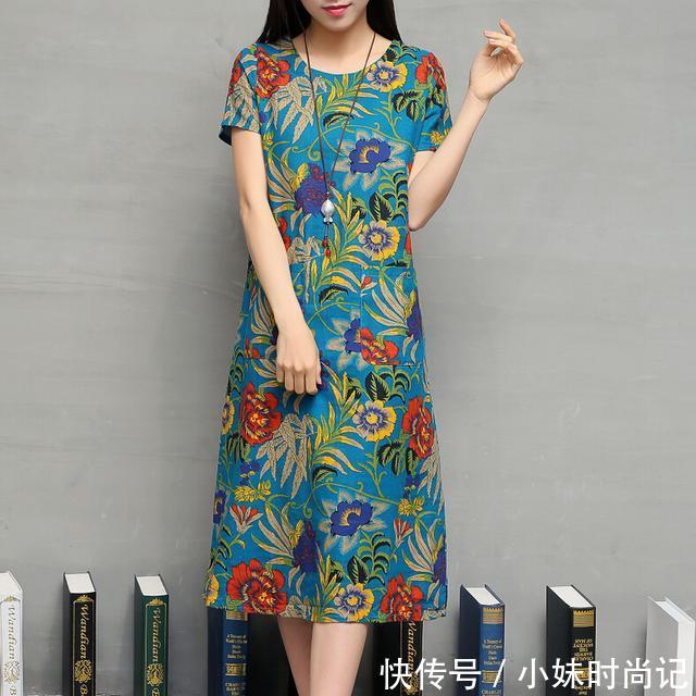  #女人#四五十岁女人，少穿裤子，穿连衣裙才更有女人味，显年轻