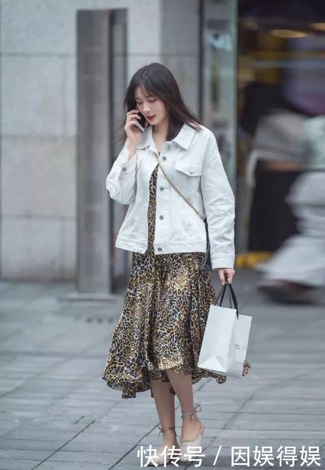  [迷人]小姐姐米白色的纱裙搭配一双高跟凉鞋，显高又带着一种迷人的气息
