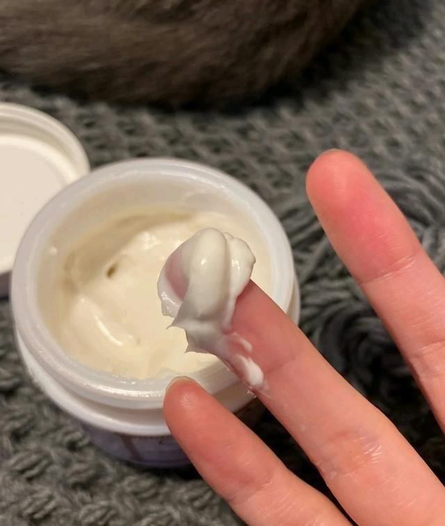  质地@面霜和乳液到底有什么不一样？只用其中一种可以吗？很多人搞错了
