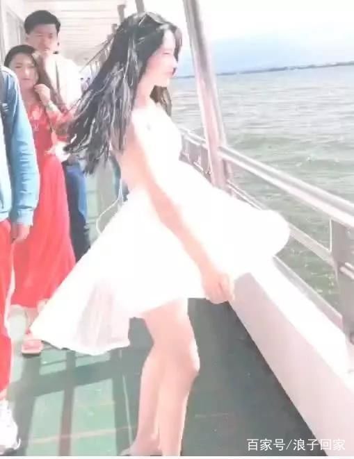 小姐姐穿短裙跳热舞，风来的瞬间毫不介意，网友秒按暂停键！