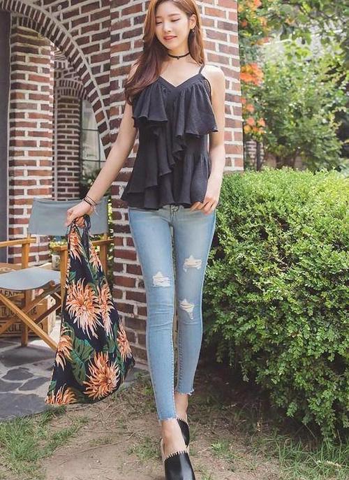 街拍：貌若天仙的牛仔裤小姐姐，释放靓丽清新的优雅女人味儿！