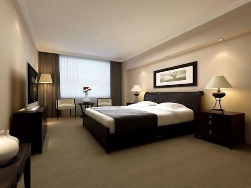 导游经常劝诫:进入酒店房间时,先打开手机摄像头这样做再开灯!