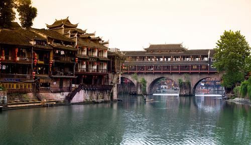  【古城】中国最挣钱“古城”，门票380元年收入高达200亿，甩凤凰古城三条