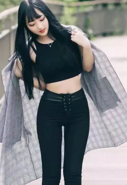 紧俏秀丽的小姐姐，紧身衣和紧身裤满满的运动风，自带强大的气场