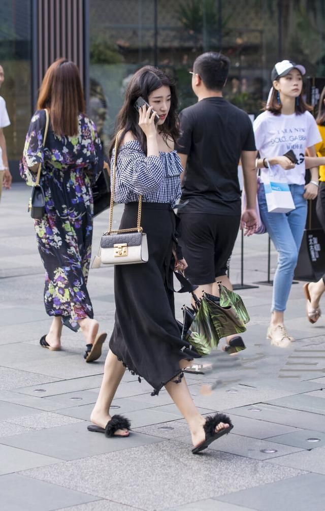 街拍:美女一双纤细的大白腿特别抢眼，气质好到让人惊讶