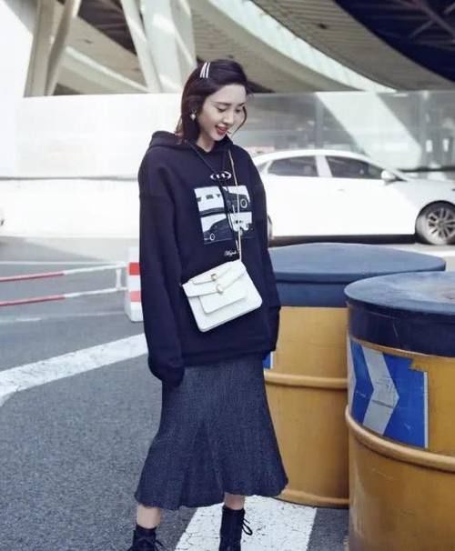  『穿在身上』长腿女孩怎么穿更可爱？裙装温柔又百搭，长腿也能变“萝莉”