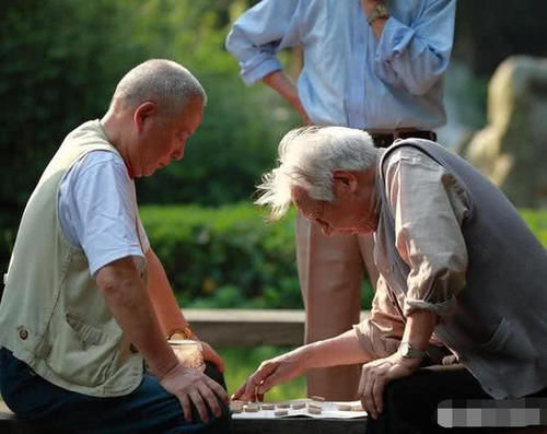  社会■到退休年龄，在单位办退休和社会上办退休，两者有什么不