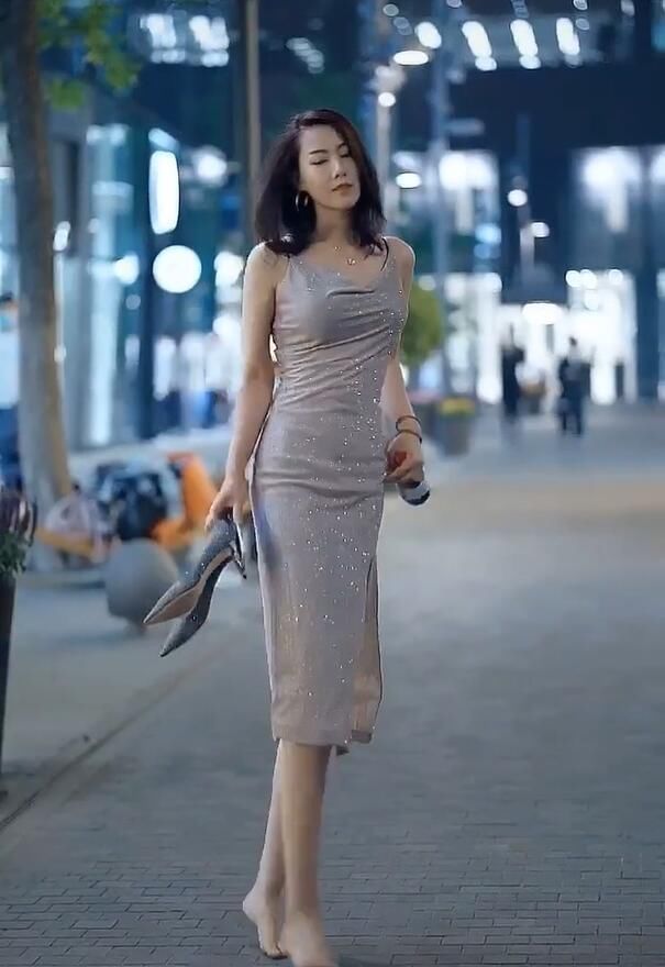  闪耀着■吊带裙美女走路很拉风，闪耀着知性的“熟女光芒”
