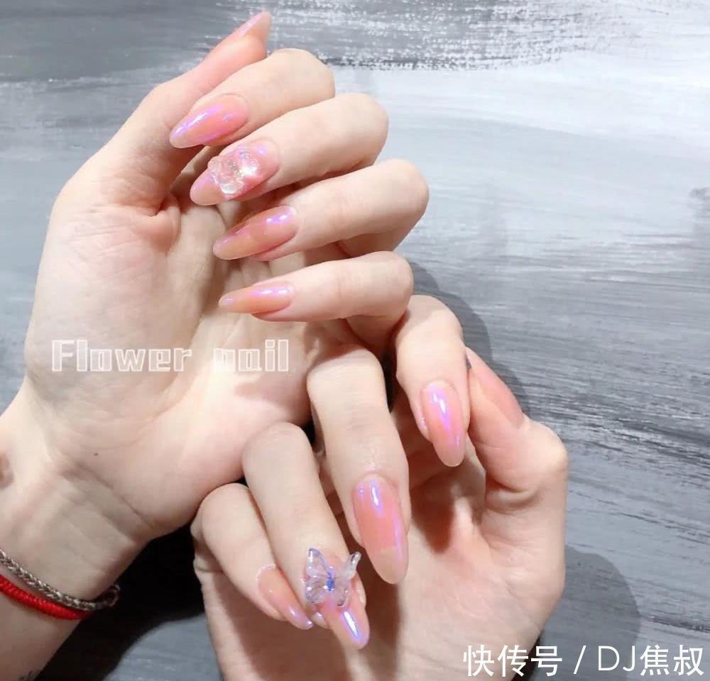  『闺蜜』做一次极光色美甲吧！闺蜜吵着让我陪她去做