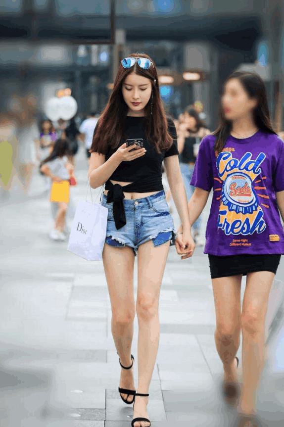 街拍: 仙女姐姐穿着太清凉, 网友, 鼻血都流出来了!