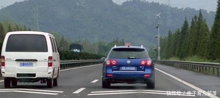 中国高速公路怪象为何老司机超车都是从右侧，而新手却是左侧