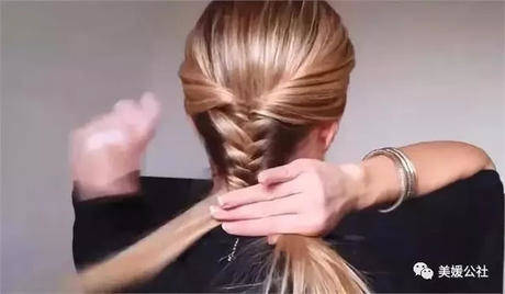 别再把丸子头扎那么高了，现在流行低丸子头，只需一个麻花辫而已