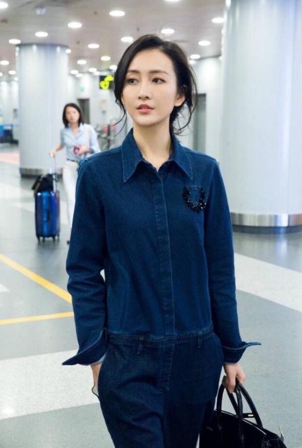 王鸥一身牛仔连体裤美出新高度！网友：我就好奇她上厕所怎么办？