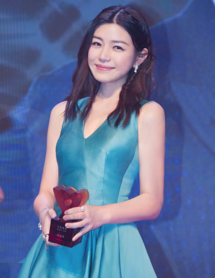 陈妍希穿低胸裙，才知道陈晓为何爱她，腰比6岁女儿的细