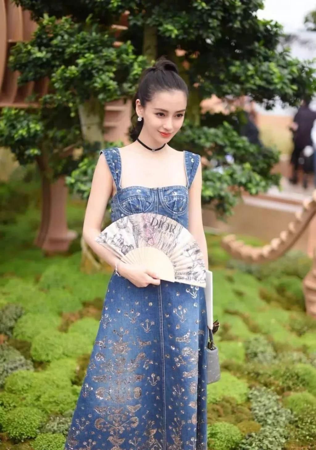  「值得」今夏最值得入手的时尚单品小方领，显瘦还显脸小！