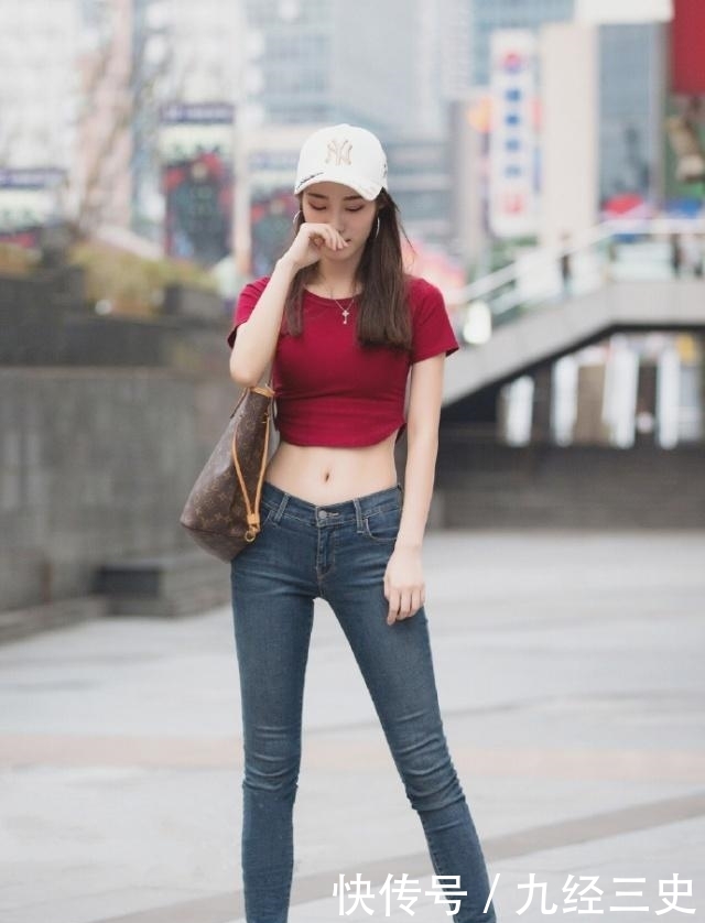 「红色」街拍:健美身材的小姐姐,穿紧身肚脐装秀A4腰,细又长令人羡慕