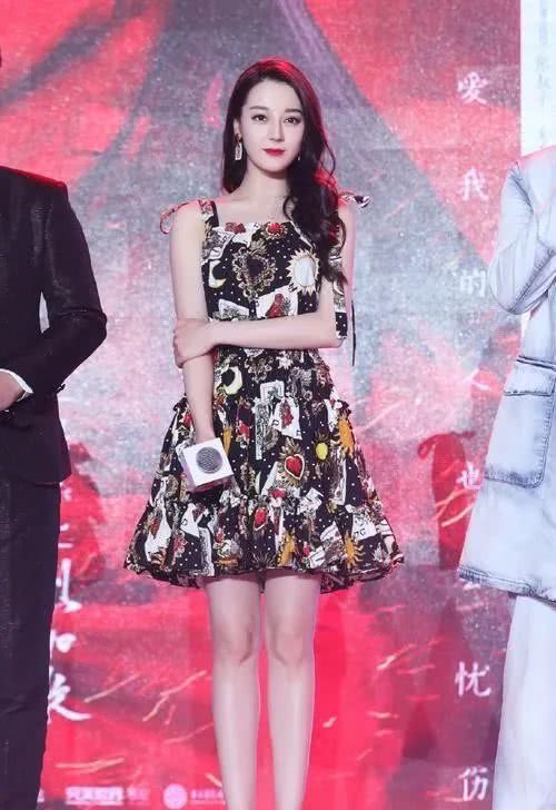 【迪丽】迪丽热巴虽然有一点小胖,但是依然很有身材,尤其是穿上连衣裙后