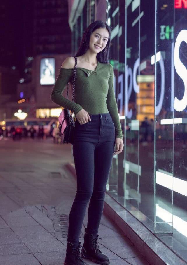 街拍：打底裤美女整体造型简约大气，增添了时尚范，太迷人