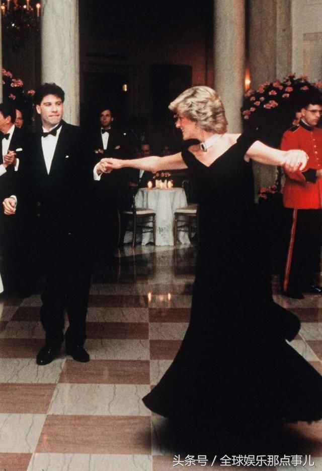 戴安娜王妃经典的复古王室造型，无可挑剔的风格，永远都让人着迷