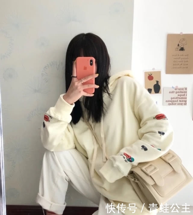 #卫衣#出门不知道怎么穿的女生,这些潮牌卫衣了解些,简约百搭还贼洋气