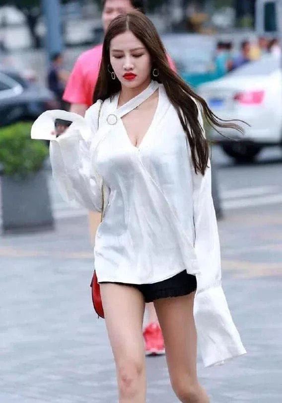 性感小姐姐深V时尚长袖，显丰满上围，超短热裤大秀美腿