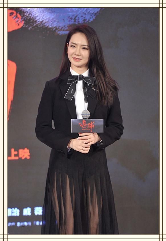 戚薇闪现机场，T恤配运动裤超休闲，但网友注意力全在她手机壳上