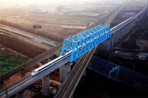  高铁：外国人提出疑问：为什么中国高铁不走直线非要绕弯？看完