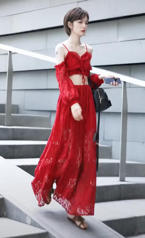 驾驭|一不小心穿得像大叔的“梅菜干鞋”,姐用美足硬是驾驭了,好看