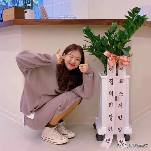 『 反差感』+ 裙子”才是今春王炸穿搭，扔掉高跟鞋！“平底鞋