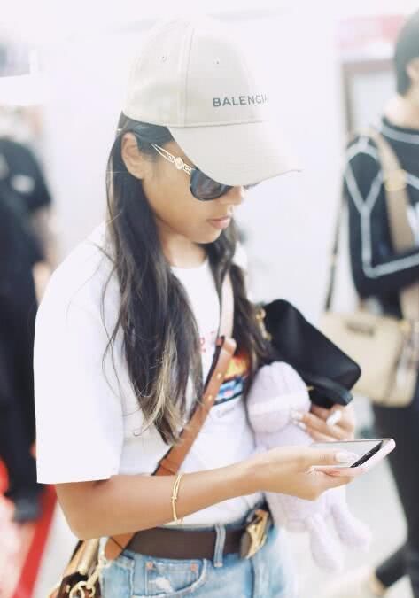 吉克隽逸机场现身，“黑美人”身材火辣，身高160却穿出超模身材