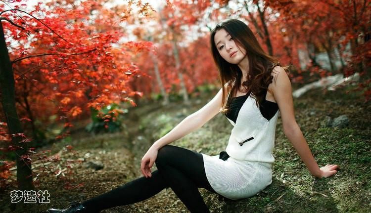 枫叶下的气质美女黑丝美腿飘逸长发
