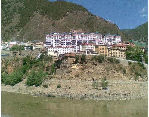 依靠悬崖建设的地方是哪里？