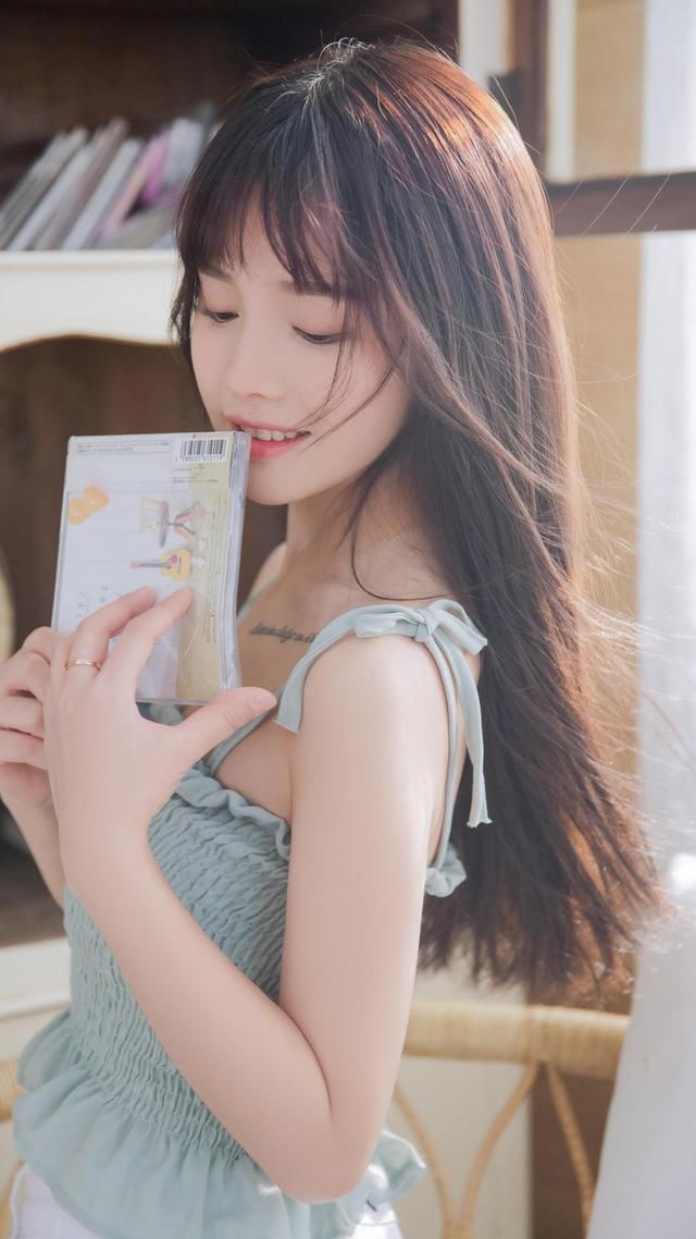 俏丽若三春之桃，白色热裤，灵动的双眸