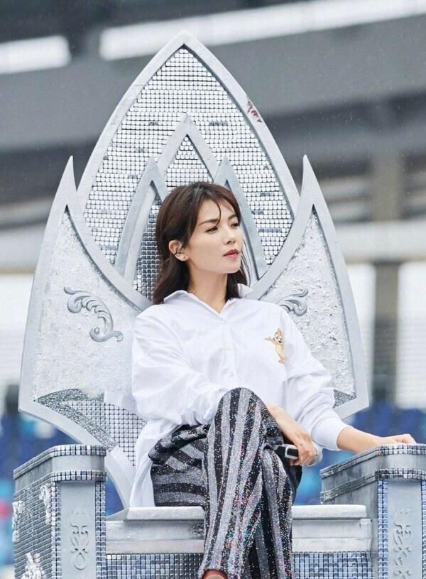 『刘涛』别学刘涛把衬衫塞裙子里，看她塞一半留一半的造型，显腿长又飒爽