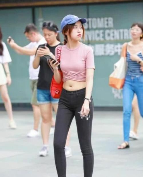  「风采」潮范儿女神来了，街拍：丹唇外朗的美女，一条浅蓝色连衣裙外搭白色外套，风采迷人