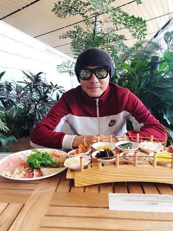 他是娱乐圈有名的孝子和模范老公，一度大红大紫如今谣传涉毒被抓