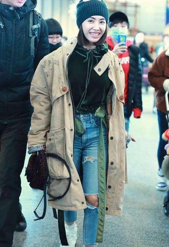 蔡依林现身机场, 一款大衣搭两款造型, 网友: 一次比一次敢穿!