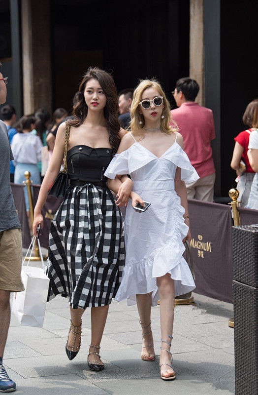 重庆街拍:气质修身系带蝴蝶结，饰吊带连衣鱼尾裙搭配高跟鞋