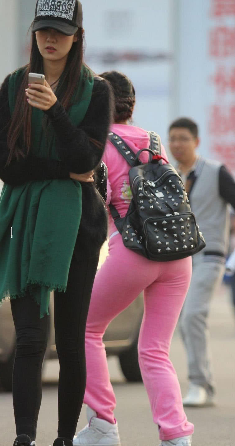 气质小姐姐粉色运动裤穿出紧致感，圆润的翘臀很有看点