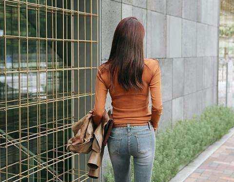 街拍路人， 时尚型美女的性感搭配 ,让你多了一种生动美