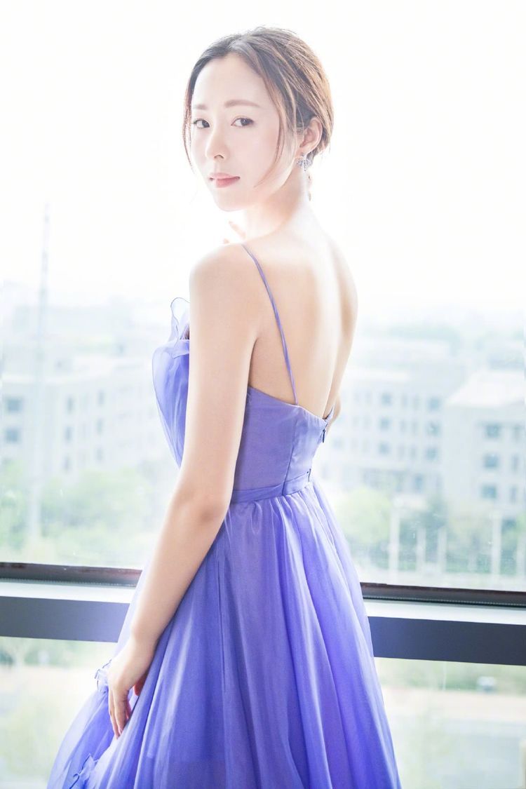 江一燕出席活动，裙身上的那朵花很抢镜，网友：这样才美！