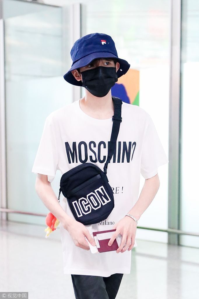 王源白T配渔夫帽显清爽呆萌气质  麻杆腿细过女孩气哭肥宅